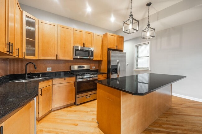 Building Photo - 1327 W Walton St Unit 2