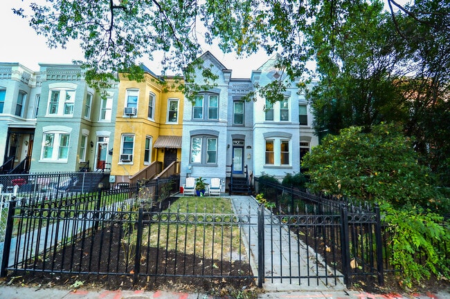 Front of house and yard - 1110 K St NE Casa