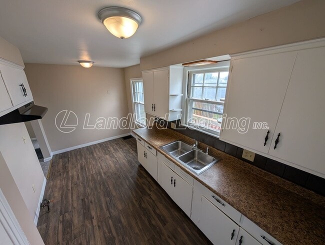 Photo - Nice 3 bedroom bungalow with full basement and garage.