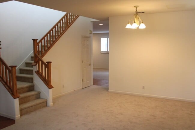 Photo - 524 Rosewood Ln