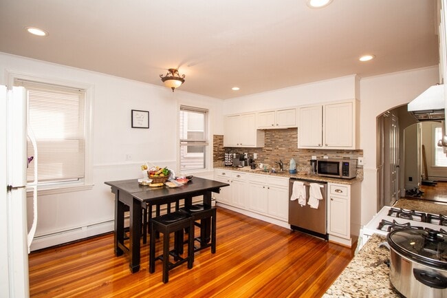 Building Photo - 66 Chestnut St Unit 2