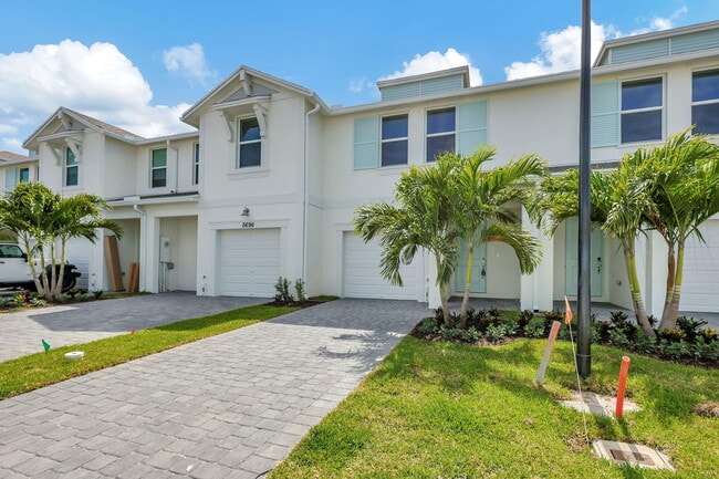 5694 SE Edgewater Cir