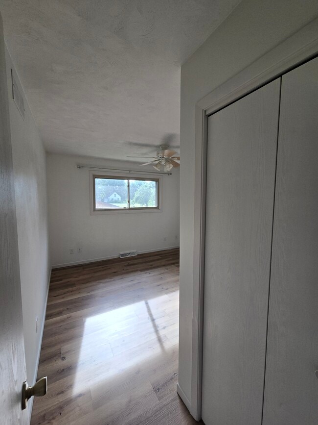 1542 W River Dr