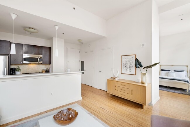 Photo - 232 PAVONIA Ave Unidad 608