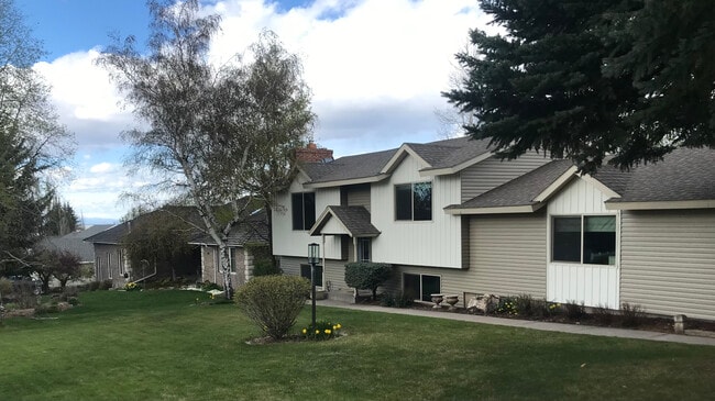 Building Photo - 301 S Millhollow Rd