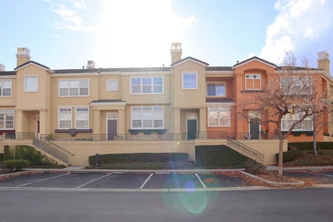 Building Photo - Beautifully Spacious 3-bedroom townhome in Fremont – Gated community!