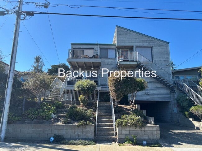 Building Photo - 529 Laine St Unit B
