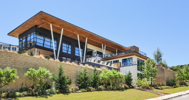 Building Photo - Ascent Cresta Bella Rental
