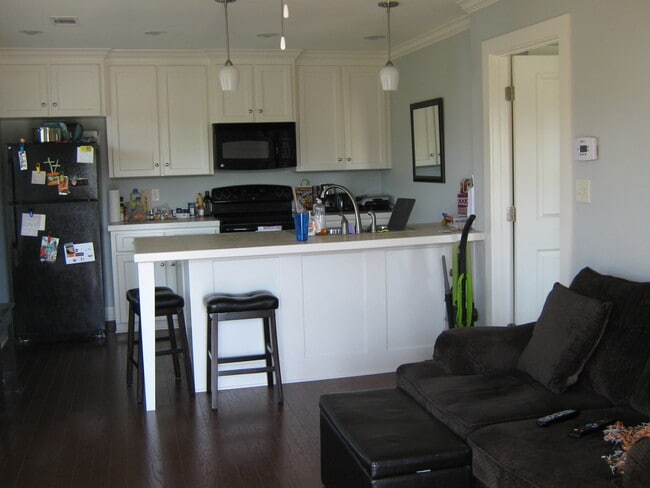 Kitchen with breakfast bar - 915 Reynolds Ave Unidad 915B