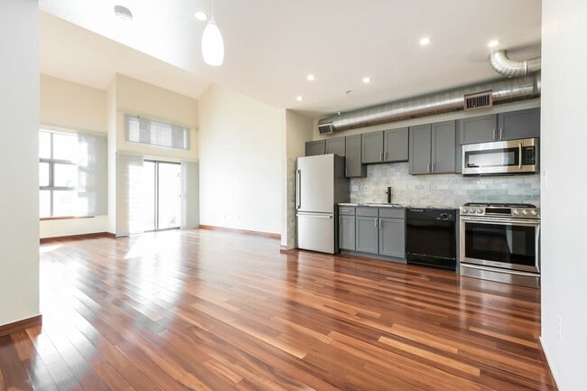 Building Photo - MOVE IN READY - Top Level One Bedroom Condo in Rhino