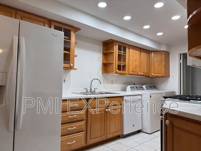 Photo - 10246 Prince Pl Unidad 107
