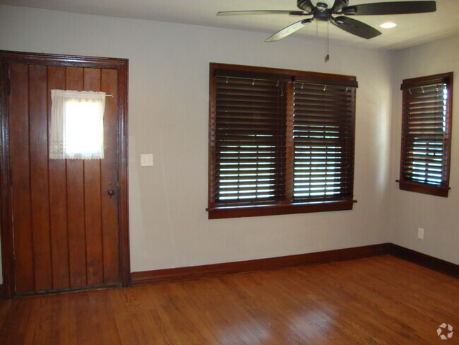 Living room entry - 103 E Duffy St Rental