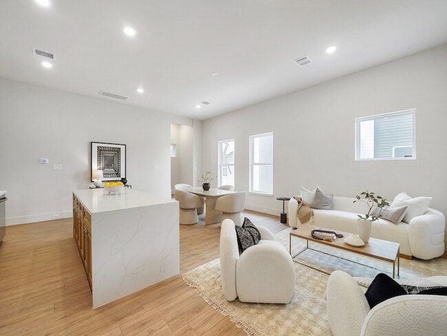861 Rachel St