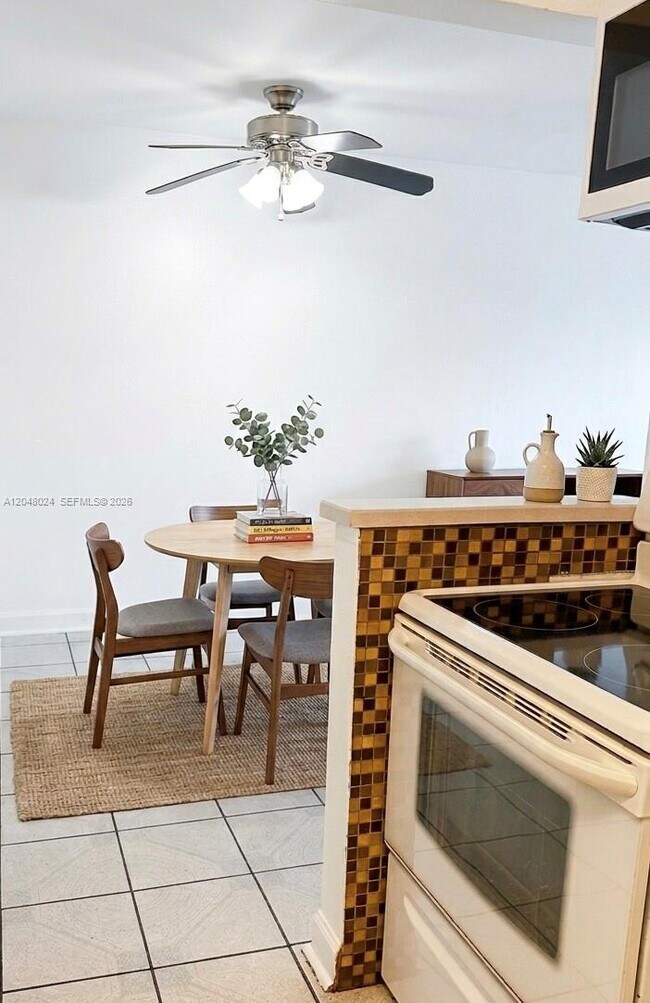 3105 Oakland Shores Dr Unidad J205