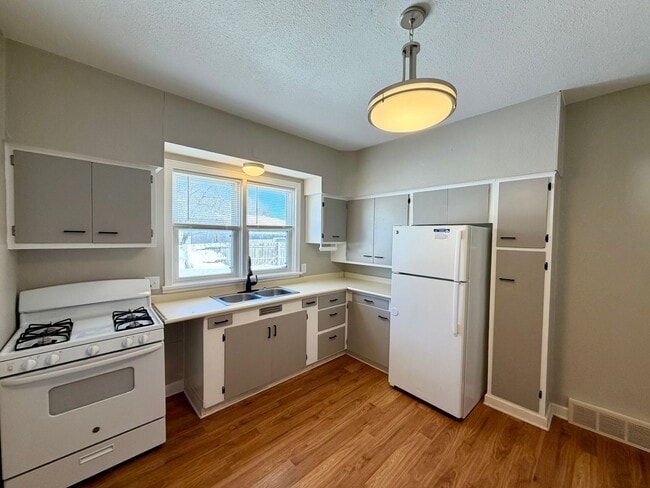 Building Photo - 823 S 3rd Ave Unit Lower