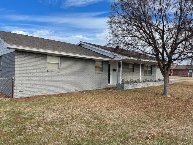 Building Photo - 3 bed room home for rent in Moore!  2 baths, 2 car garage with fenced yard near Santa Fe and SW 4...