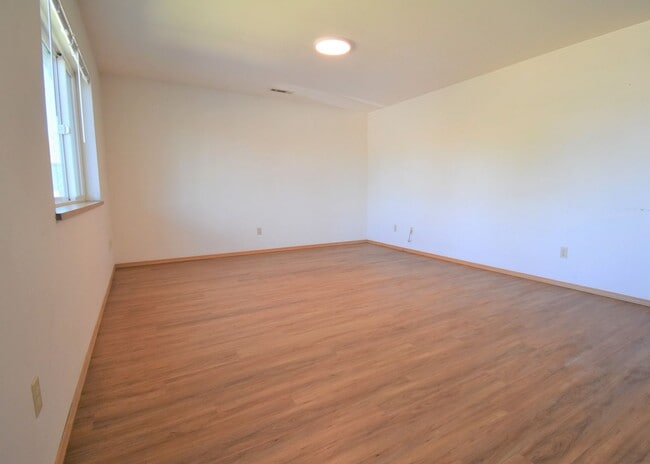 3BD, 1BA Top Floor Unit - 3BD, 1BA Top Floor Apartment Unit Unit 14 Michael Grove