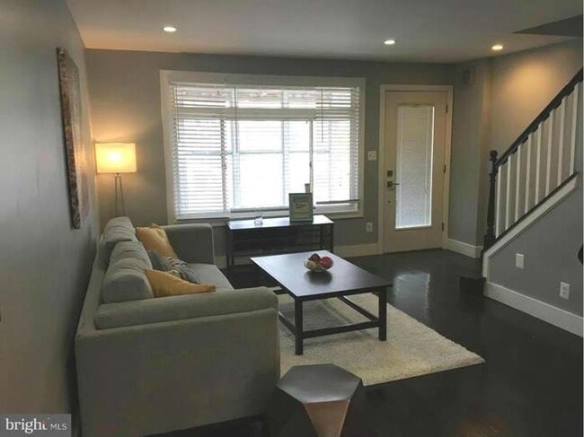 Building Photo - Spacious Townhome with Off Street Parking