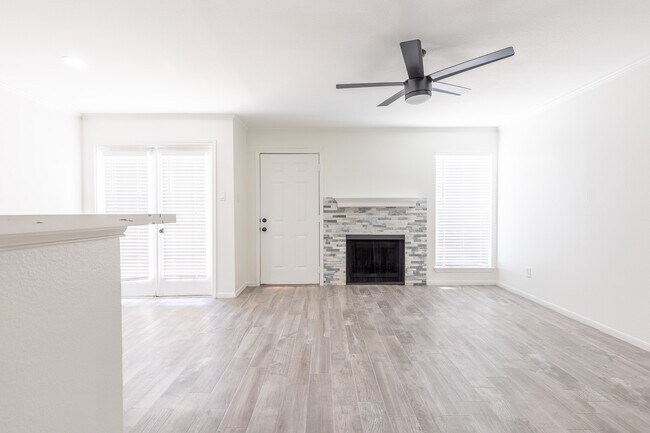 Building Photo - 14600 Fonmeadow Dr Unit 1304 Rental