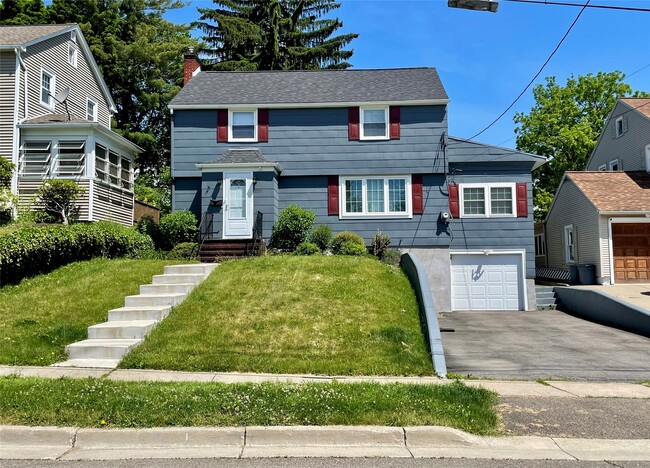 Photo - 2727 Hall St