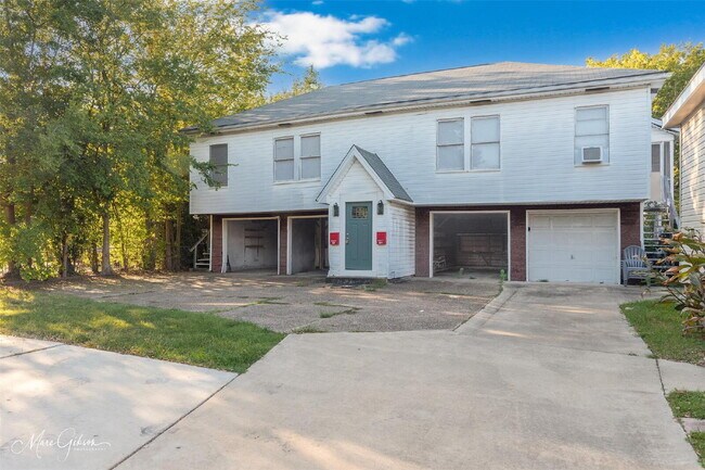 Building Photo - "Charming 900 Sq Ft 1-Bedroom Retreat in Historic Shreveport Neighborhood!"