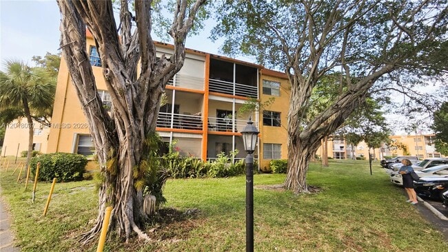 Building Photo - 4344 NW 9th Ave Unit 10-2B