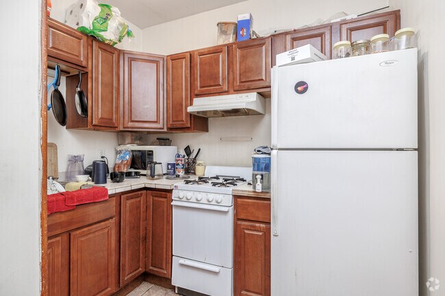 2BR, 1BA - 780SF - Kitchen - 318 E Seneca - Downtown Ithaca