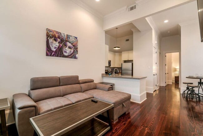 Building Photo - 1525 Carondelet St Rental