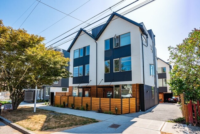 Building Photo - Ballard Townhouse