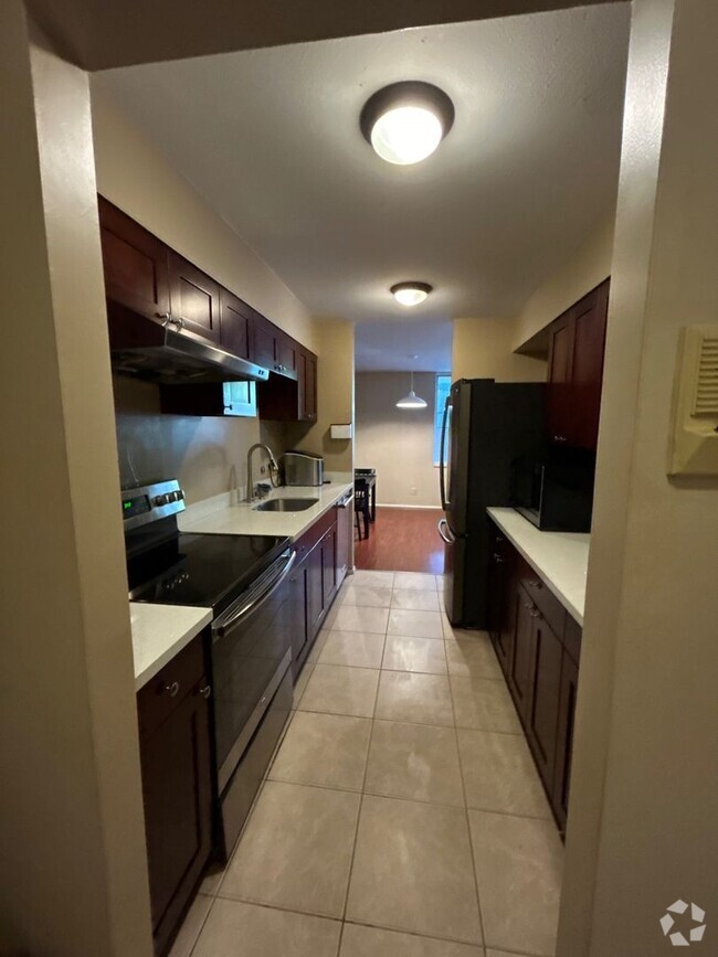 Building Photo - Fantastic 2 Bed 2 Bath Condo in the U Dist... Unit 105