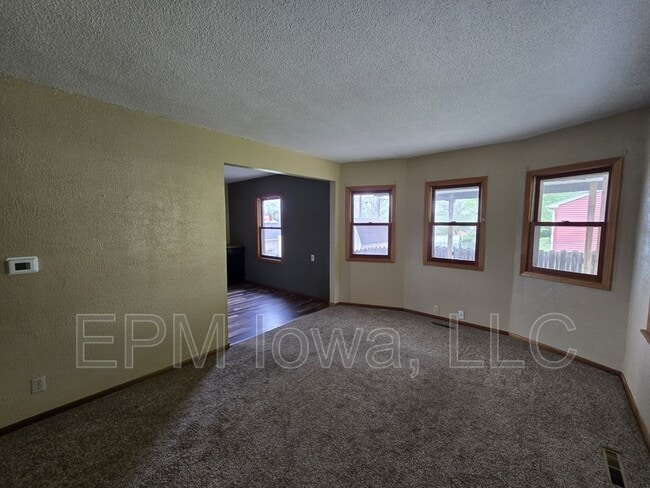 Photo - 4037 Vine Ave SE
