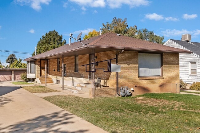 Building Photo - Quincy Duplex Unit 3371