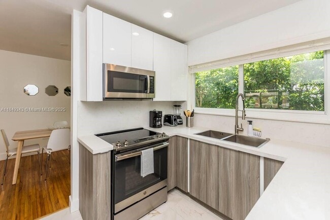 Photo - 962 SW 6th Ave