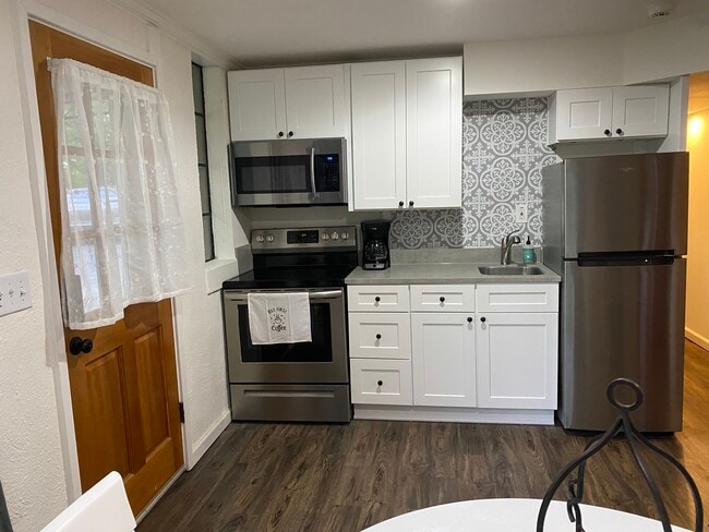Brand new kitchen with lovely decorative backsplash! - 806 Potter Ln Unit C
