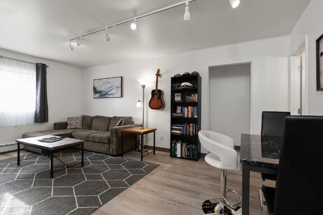 Building Photo - 2808 Jones Ave Unit 3