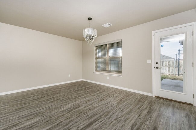 Photo - 4 BEDROOM!!! Located in River Road