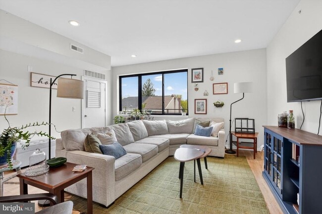 Photo - 381 Martin St Unit 3