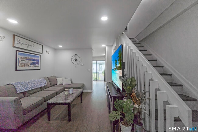 Building Photo - 654 Longbrook Ave Unit 654