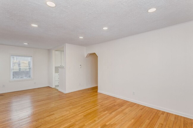Bright and Spacious 2 Bedroom Duplex! - Bright and Spacious 2 Bedroom Duplex!