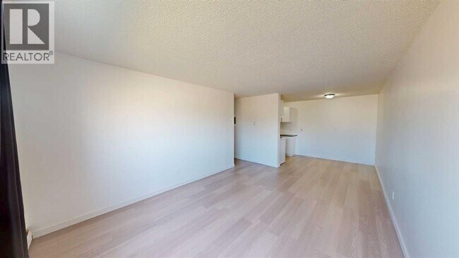 Photo - 9515-9100 100 Ave.