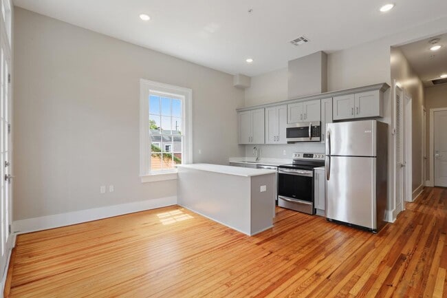 Building Photo - Historic Garden District Renovation with Front Balcony one block to St. Charles Streetcar! Unit 202