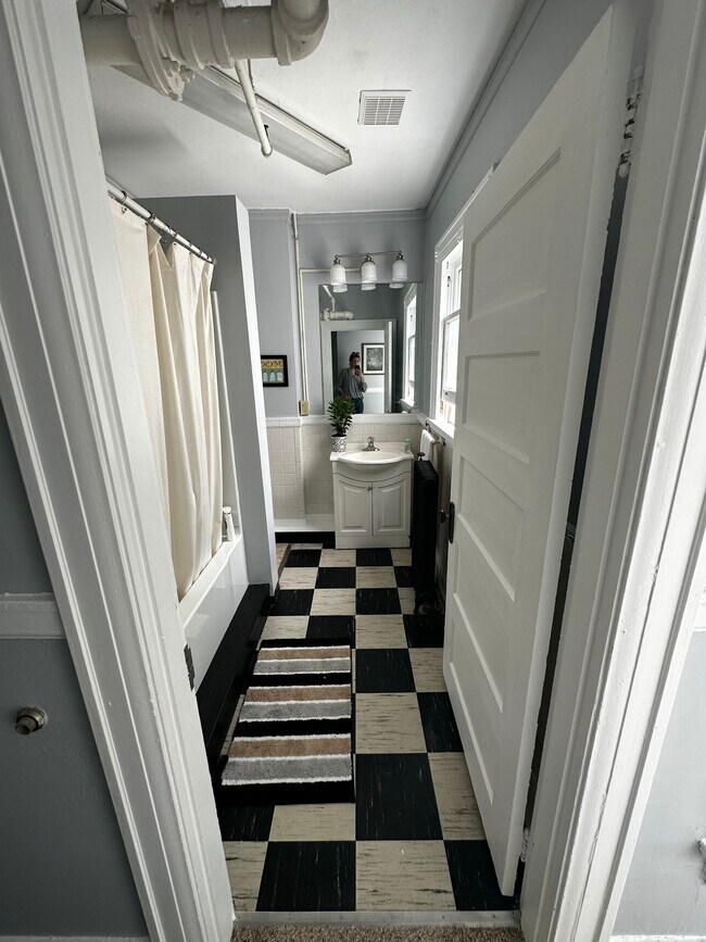 Photo - 607 E 5th St