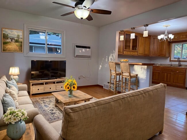 Photo - 413 N Rosa Rd