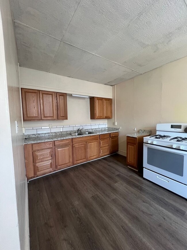 Building Photo - 114 1/2  S Queen St Unit APT-2