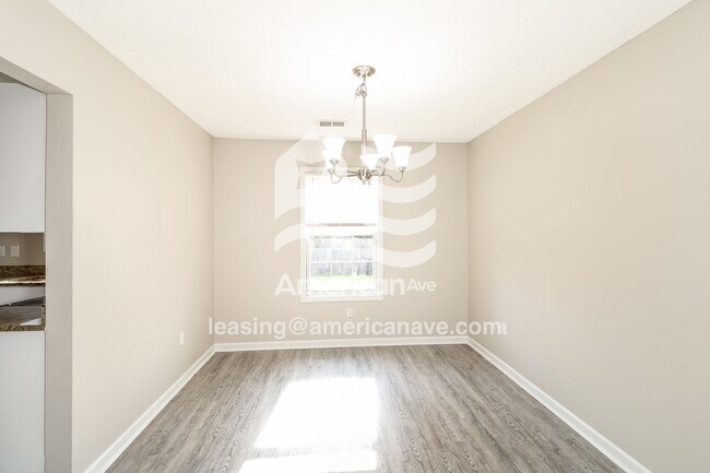 Photo - 402 Castle Ridge Dr