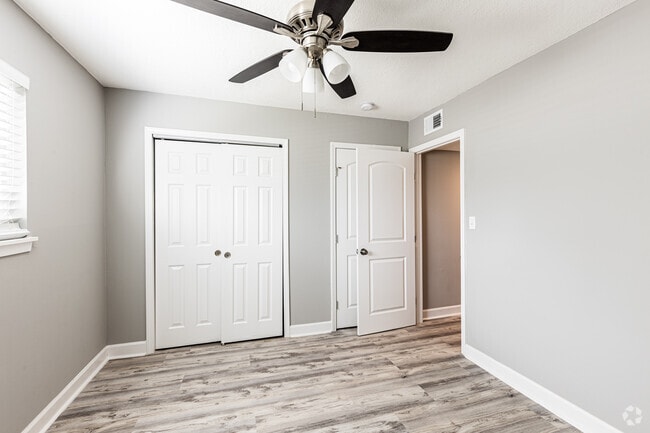 2BR, 1BA - 950SF