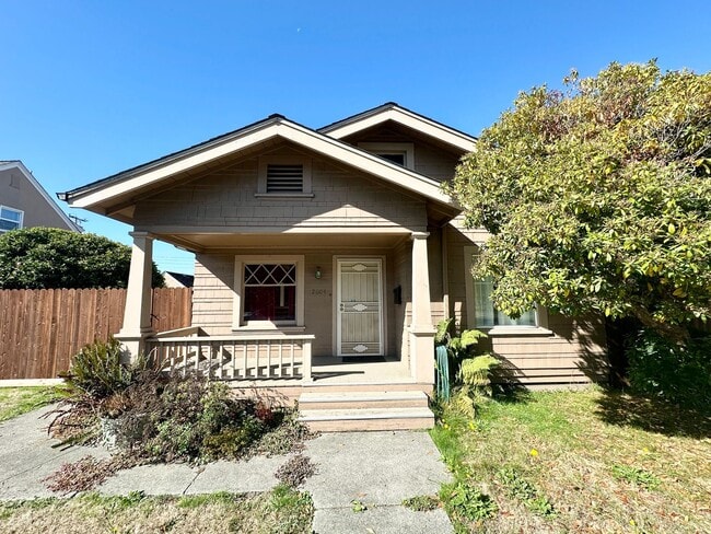 Craftsman Bungalow with Fantastic Fenced Yard - Craftsman Bungalow with Fantastic Fenced Yard