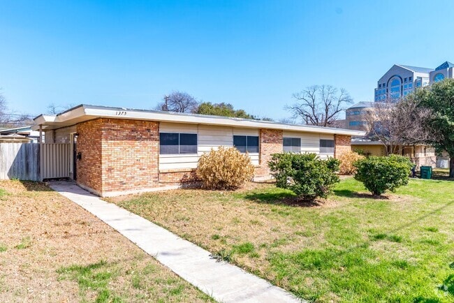 Building Photo - 3-BEDROOM DUPLEX Rental