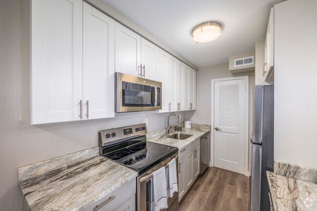 1BR, 1BA - 663SF - Kitchen