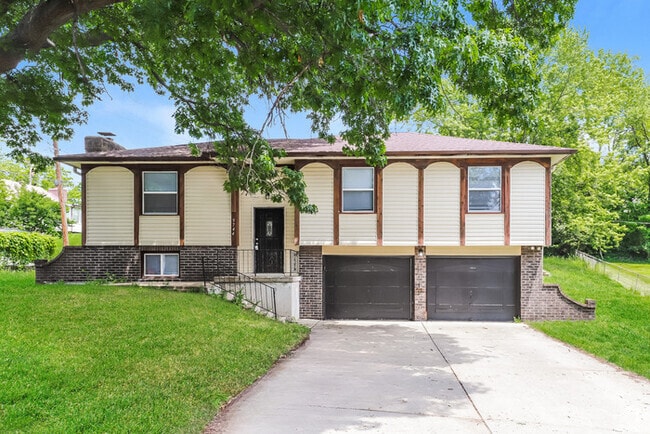 Building Photo - 9744 NW Overhill Dr Rental